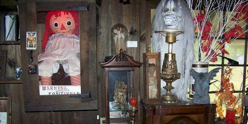 El "altar" de Annabelle en el Museo Warren. Foto Metro Ecuador