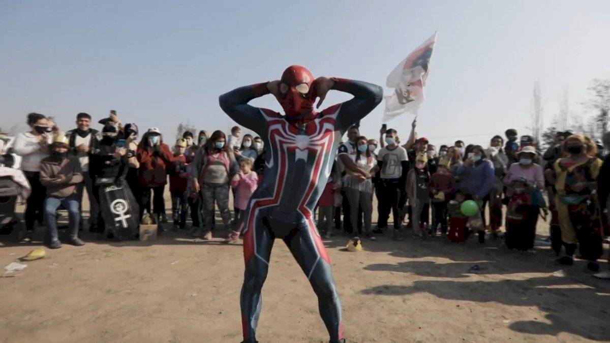 Sensual Spiderman y sus pasos de baile