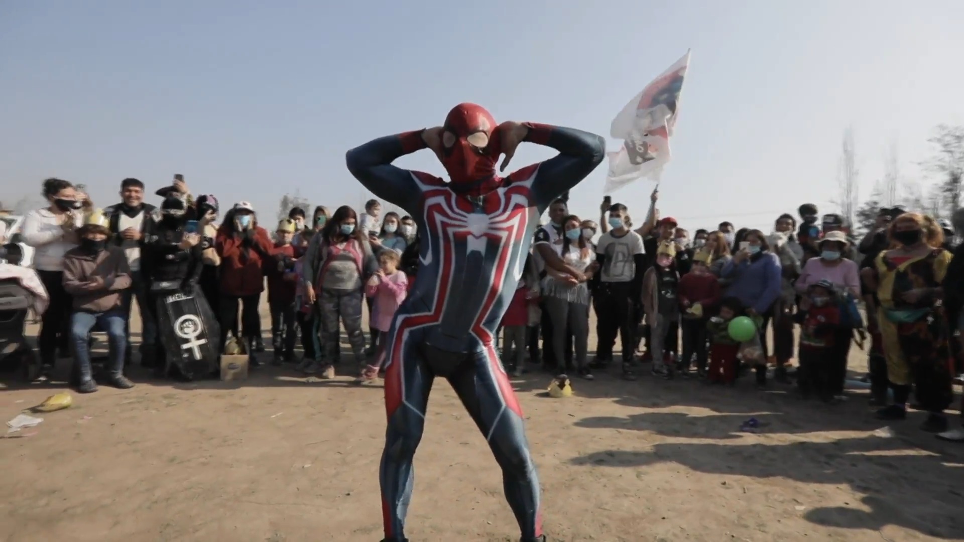 Sensual Spiderman y sus pasos de baile