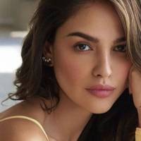 Eiza González deslumbra en un lujoso atuendo con pants de cuero con cremalleras, suéter a rayas y un saco estampado
