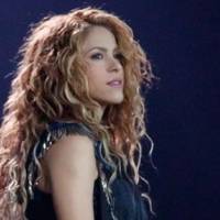 Shakira muestra sus rollitos en la cintura al usar una falda de seda anaranjada y deja ver que es lo más natural del mundo