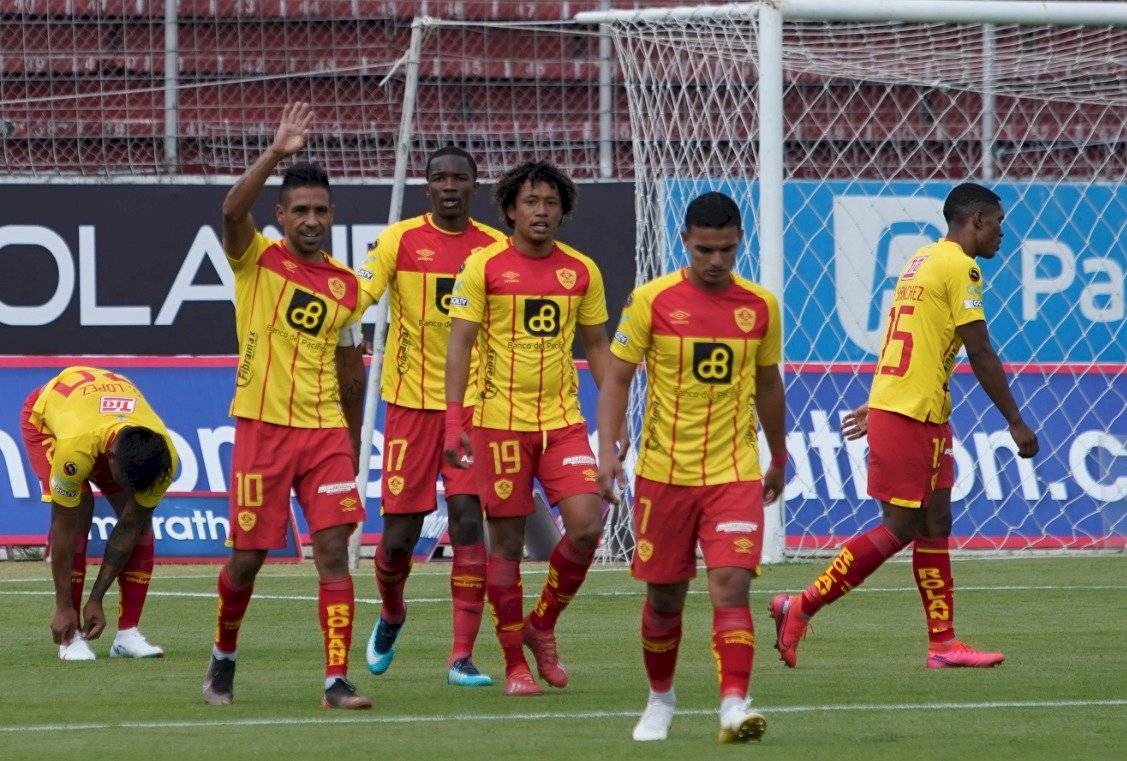 Jugadores de Aucas saltan a la cancha