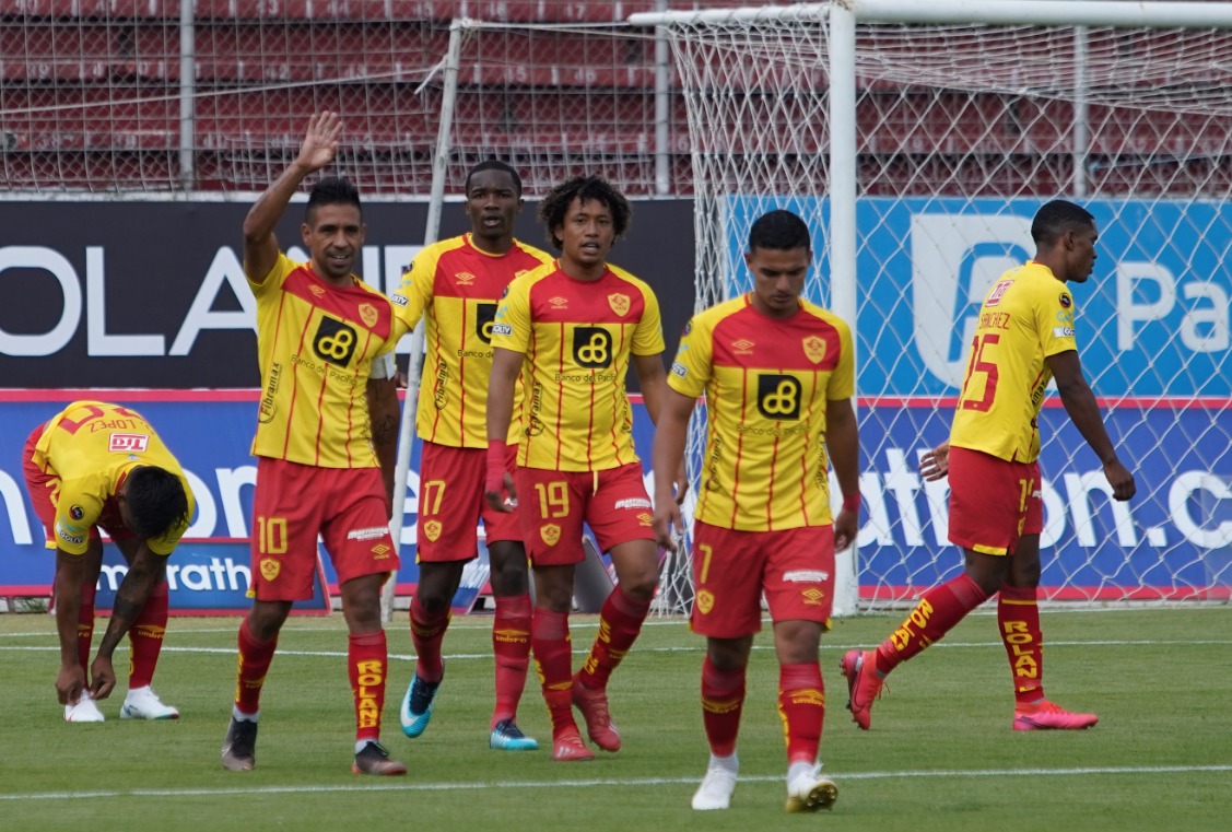 Jugadores de Aucas saltan a la cancha