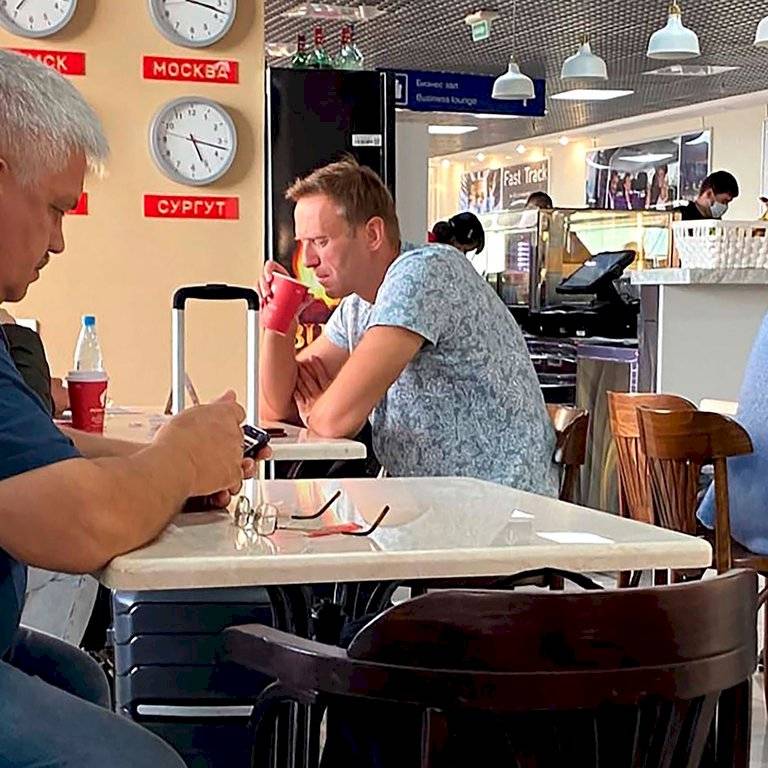 Pavel Lebedev también publicó una foto de Navalny bebiendo el té que supuestamente fue envenenado