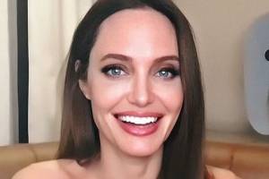 Angelina Jolie luce su cuerpazo en un mini vestido de transparencia y bordado floral