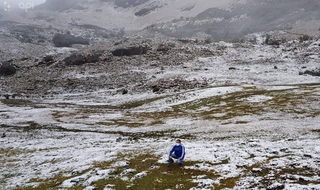 El Cajas (Cuenca) se cubrió de nieve debido a las bajas temperaturas