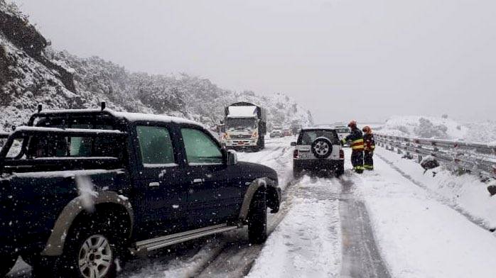 Cerrada vía Pifo-Papallacta tras fuerte nevada en el sector de la Virgen