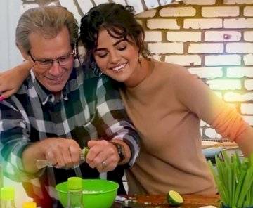 Selena Gomez conmueve a sus fans por no poder exprimir unos limones en su programa de cocina por el lupus