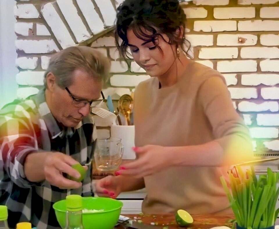 Selena Gomez conmueve a sus fans por no poder exprimir unos limones en su programa de cocina por el lupus