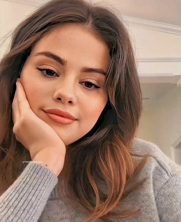 Selena Gomez conmueve a sus fans por no poder exprimir unos limones en su programa de cocina por el lupus