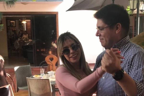 Viceministro de salud de Paraguay renuncia tras participar en fiesta con modelos sin distanciamiento social