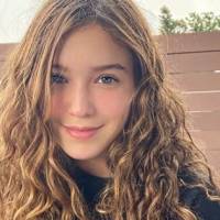 Hija de Andrea Legarreta, Mía, tiene el look veraniego perfecto con top blanco, pantalón roto y bolsa Louis Vuitton