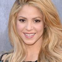 Shakira muestra cómo lucir elegante y cómoda con leggings de cuero y un blazer platinado