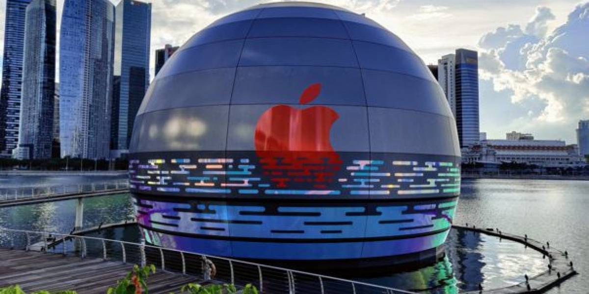 Es brillante, gigante, redonda y flota en el agua: así luce la tienda más reciente de Apple en Singapur