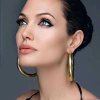 Angelina Jolie cautiva con un mini vestido drapeado decorado con lentejuelas