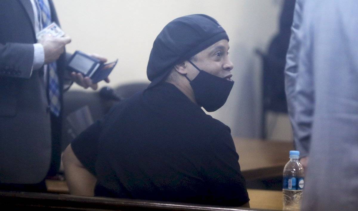 Ronaldinho comparece durante una audiencia en el Palacio de Justicia de Asunción