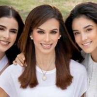 Biby Gaytán enamora en jeans y una blusa de gasa blanca y volantes en un look perfecto para Navidad