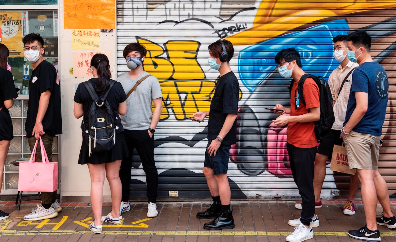 Clientes hacen fila para encontrar un asiento en un restaurante en Mong Kok, Hong Kong, China