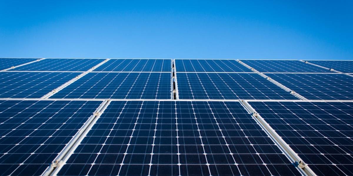 ¿La cuenta de la luz no para de subir? Quizás es momento de ir pensando en usar un generador eléctrico solar en casa
