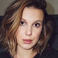 Millie Bobby Brown luce hermosa en playera vino tinto y skinny jeans negros