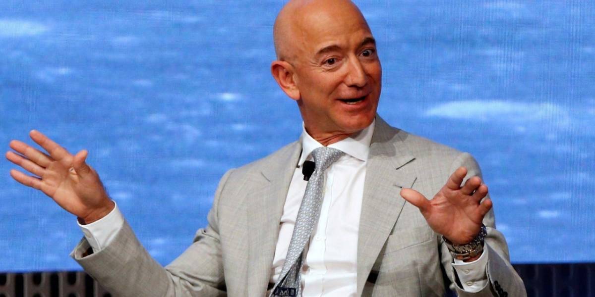 Amazon: arman una guillotina afuera de la casa de Jeff Bezos a forma de protesta