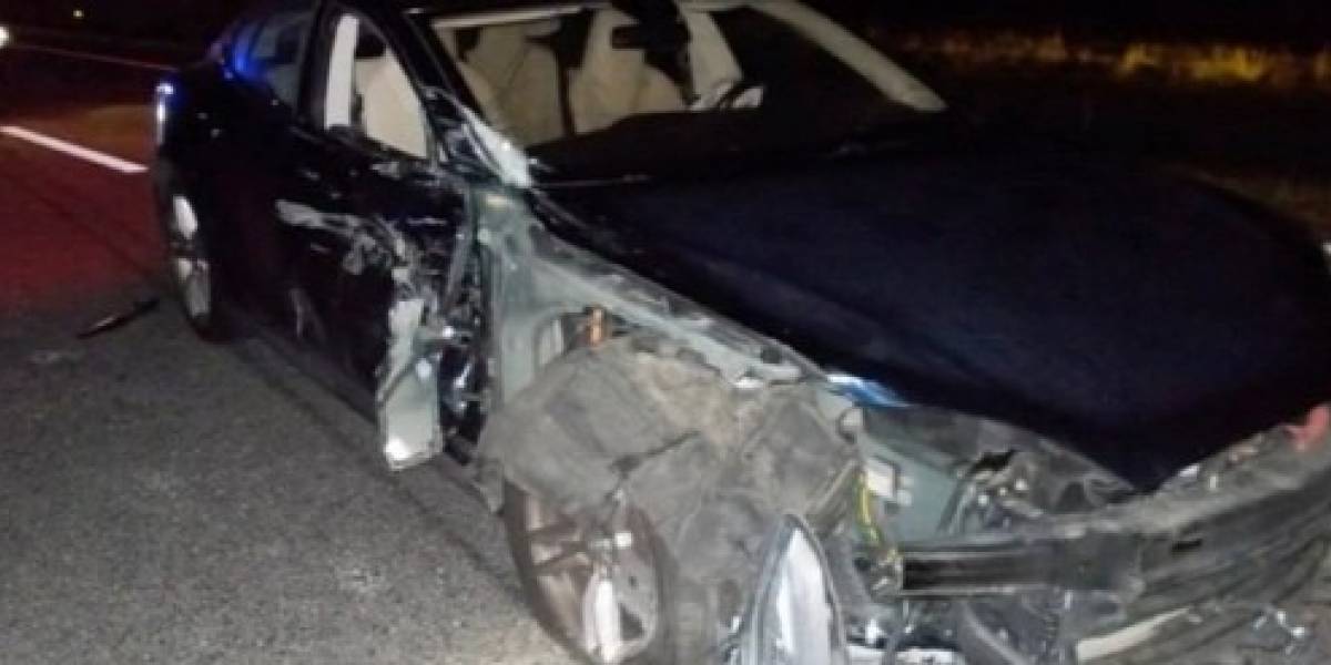 Un Tesla en modo Autopiloto chocó contra una patrulla: su conductor veía una película