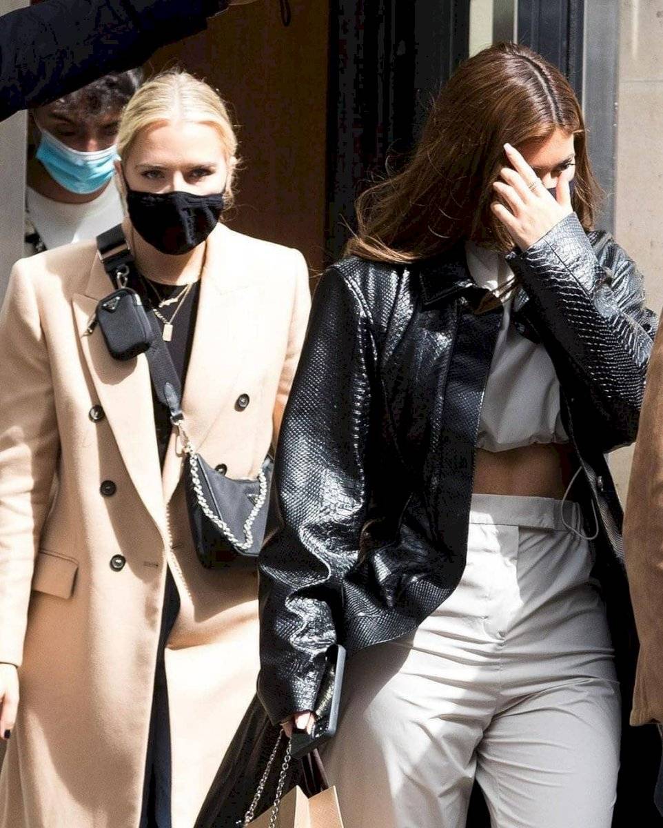 Kylie Jenner desafía el Covid y llega a Paris luciendo irresistible en un mini top y abrigo de piel de serpiente