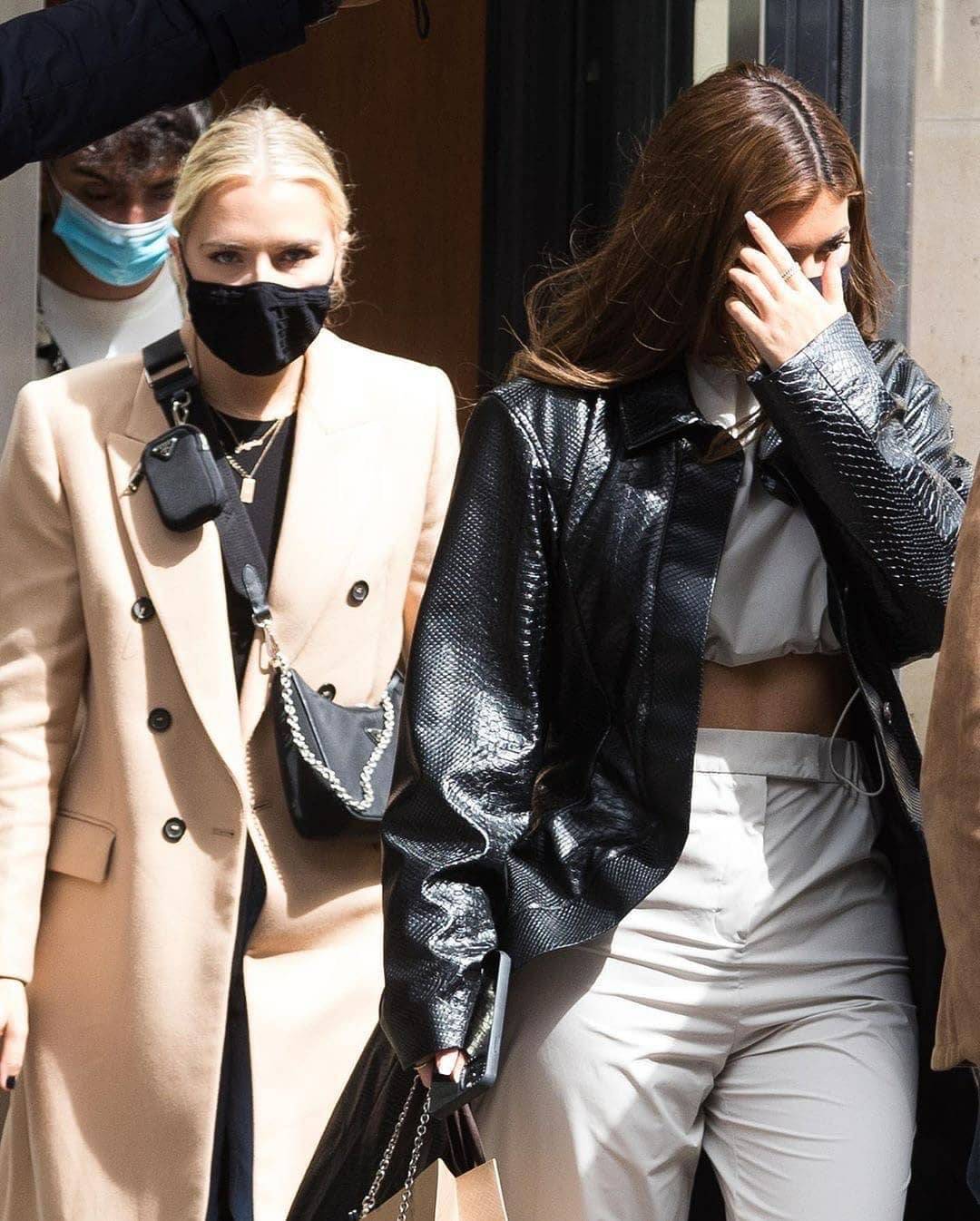 Kylie Jenner desafía el Covid y llega a Paris luciendo irresistible en un mini top y abrigo de piel de serpiente kylie jenner