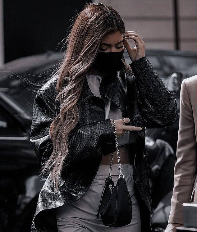 Kylie Jenner desafía el Covid y llega a Paris luciendo irresistible en un mini top y abrigo de piel de serpiente kylie jenner