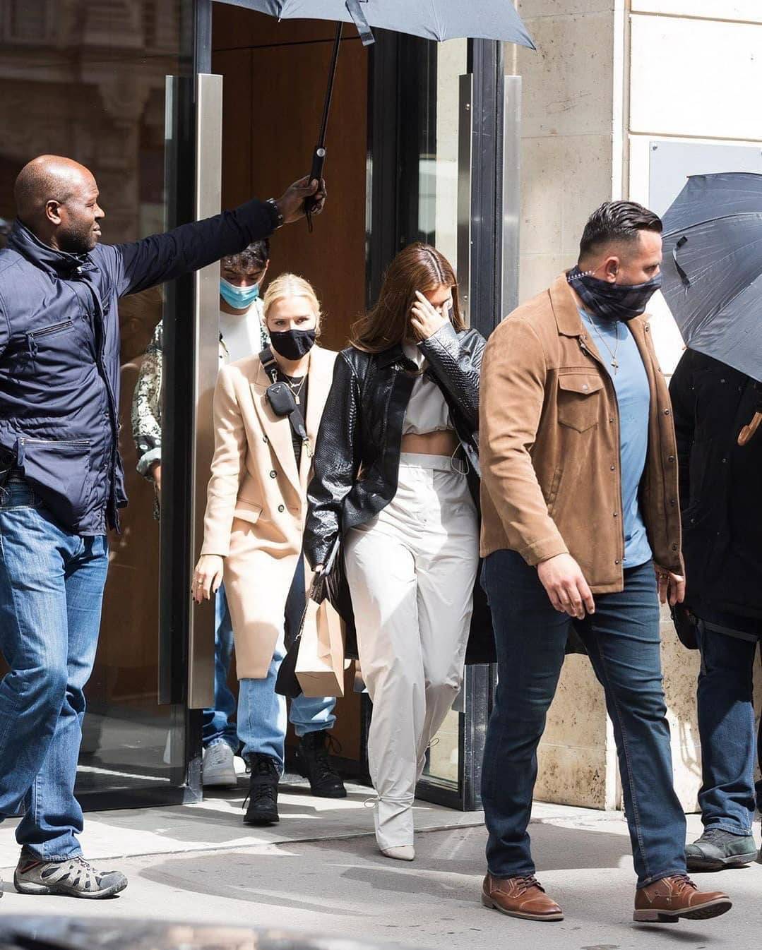 Kylie Jenner desafía el Covid y llega a Paris luciendo irresistible en un mini top y abrigo de piel de serpiente kylie jenner