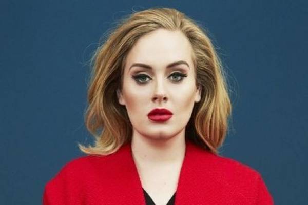 Adele enamora con su elegancia en un vestido azul plisado y bordado con encaje