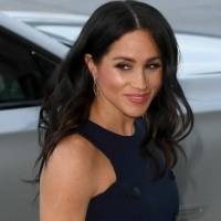 Meghan Markle combina comodidad y elegancia en otoño con un pantalón y camisa de mezclilla y un maxi abrigo beige