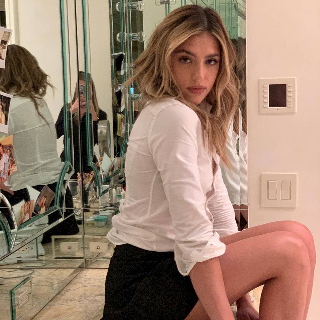 La hija de Sylvester Stallone, Sistine Stallone enamora en un top estampado de mangas abullonadas y pantalón mezclilla