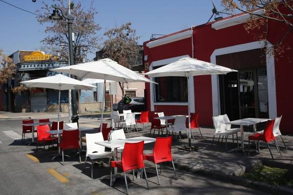 Retroceso en plan Paso a Paso: Gobierno deja sólo como recomendación el no poner música en restaurantes y bares