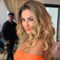 Aracely Arámbula combina su traje de baño pin-up con un coqueto sombrero francés