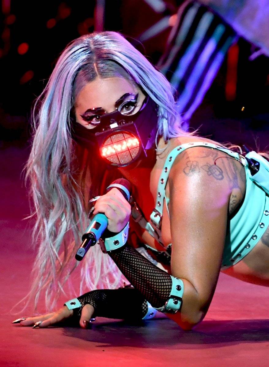 Lady Gaga surpreende com máscaras inusitadas em VMA 2020