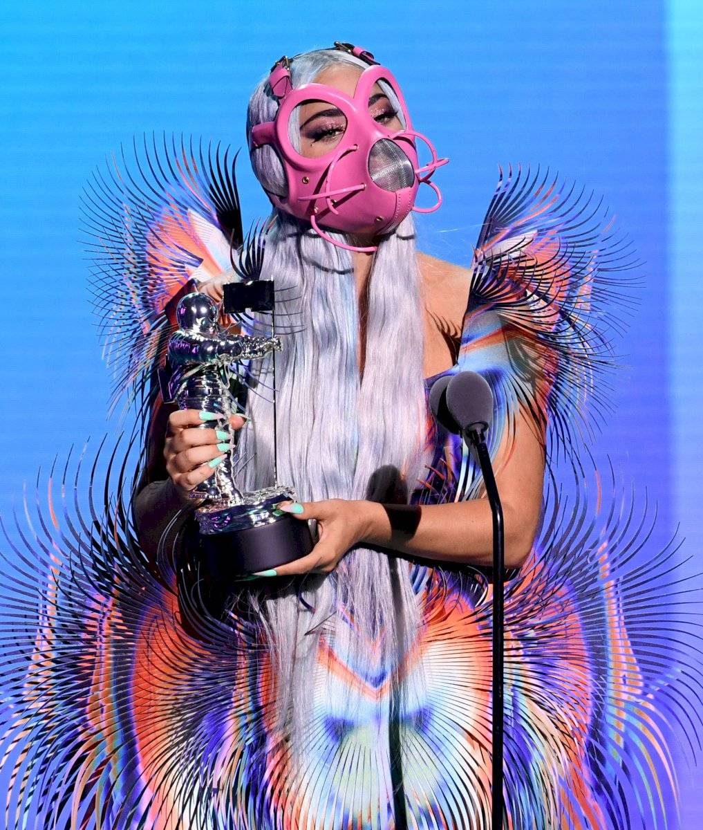 Lady Gaga surpreende com máscaras inusitadas em VMA 2020