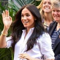 Meghan Markle cautiva con una falda plisada verde oliva y un top de seda