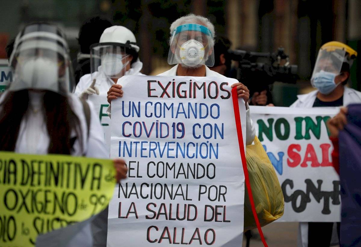 Personal sanitario protesta pidiendo elevar el presupuesto asignado a su sector y mejorar las condiciones laborales y de bioseguridad frente a la pandemia del coronavirus en Lima
