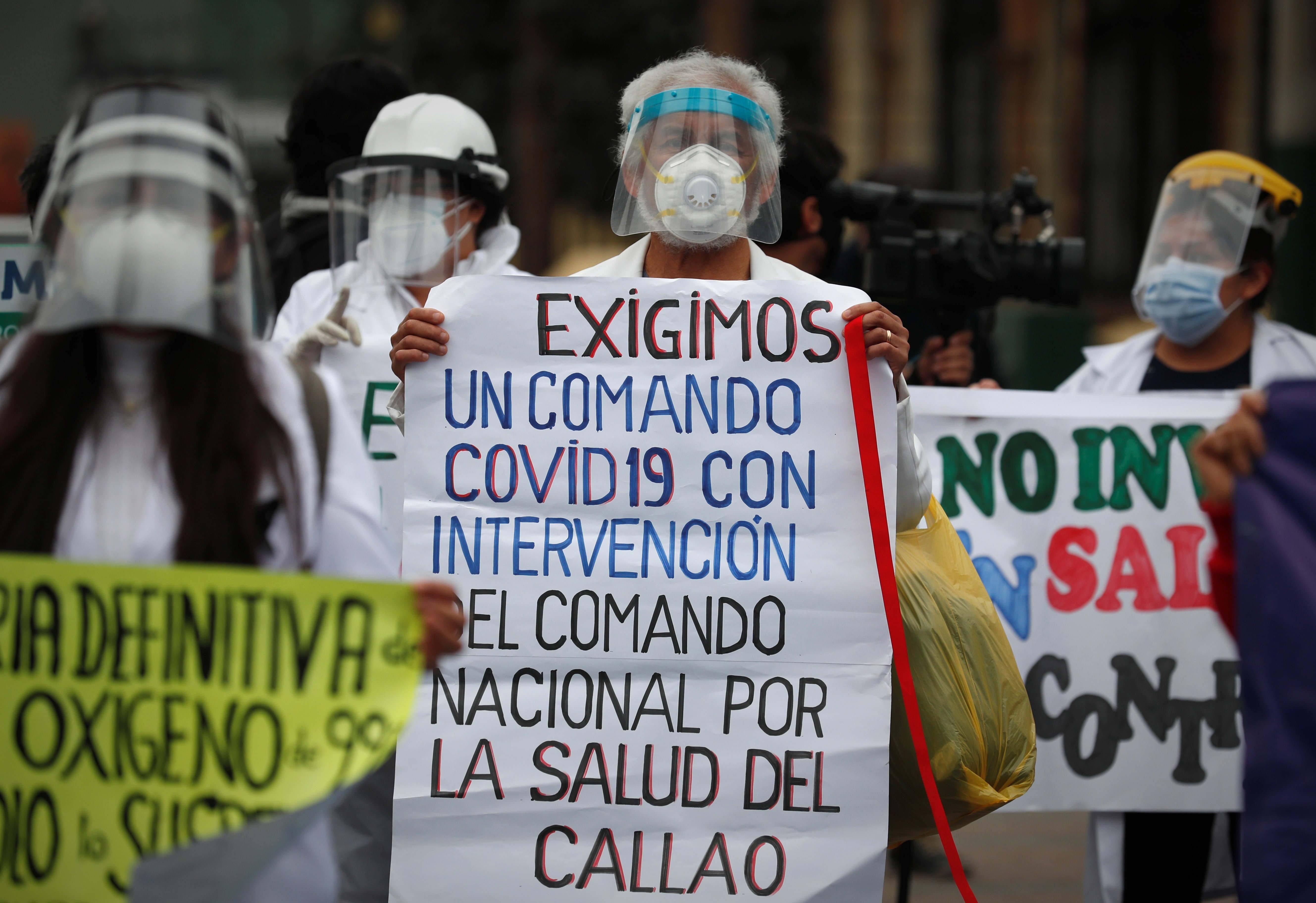 Personal sanitario protesta pidiendo elevar el presupuesto asignado a su sector y mejorar las condiciones laborales y de bioseguridad frente a la pandemia del coronavirus en Lima