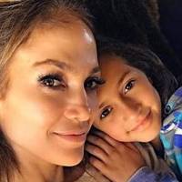 Hija de Jennifer Lopez posa con su mamá en leggings negros y sudadera roja en una salida familiar