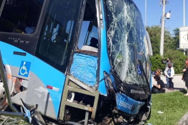 Ônibus ficou atravessado na pista na Barra da Tijuca