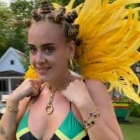 Adele presumió su cuerpazo en pantalón skinny de mezclilla, maxi abrigo marfil y zapatos de tacón cuadrado