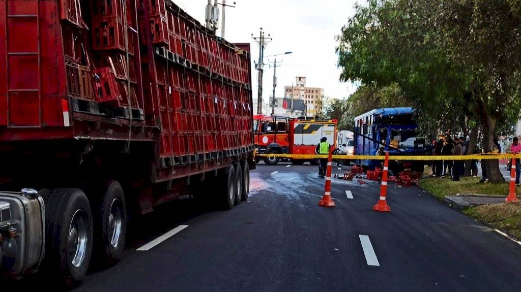 Varios heridos tras accidente de tránsito de bus de pasajeros en Quito