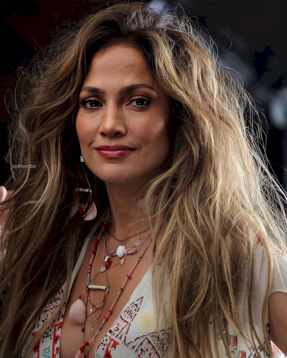 ¡Duelo de divas! Jennifer Lopez reta a Beyonce con un ceñido mini vestido en cuero salmón