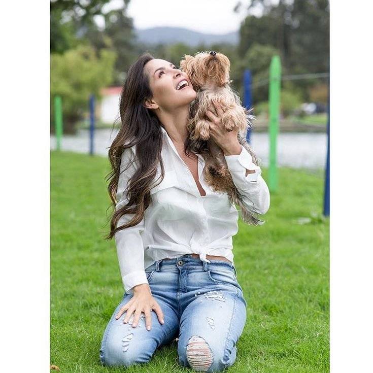 Carmen Villalobos derrite a sus fans con un mini vestido negro y botas mosqueteras en terciopelo