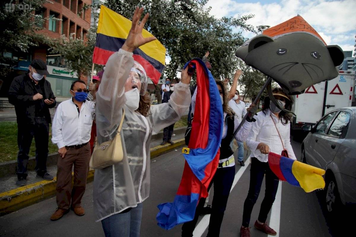 Manifestaciones a favor y en contra de Rafael Correa en los exteriores de la Corte Nacional de Justicia