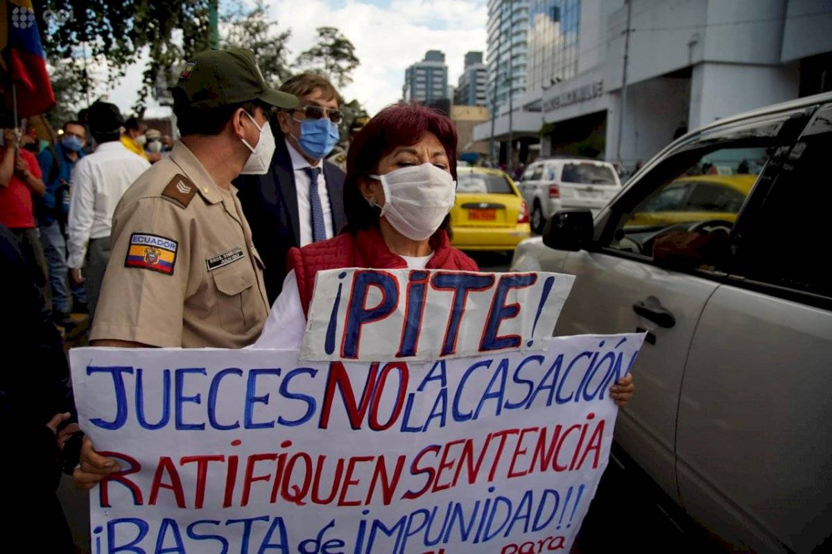 Manifestaciones a favor y en contra de Rafael Correa en los exteriores de la Corte Nacional de Justicia