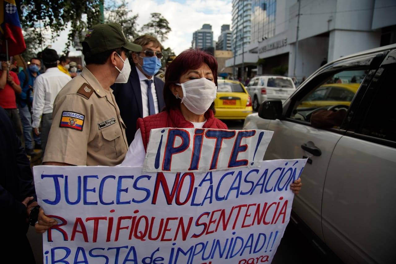 Manifestaciones a favor y en contra de Rafael Correa en los exteriores de la Corte Nacional de Justicia