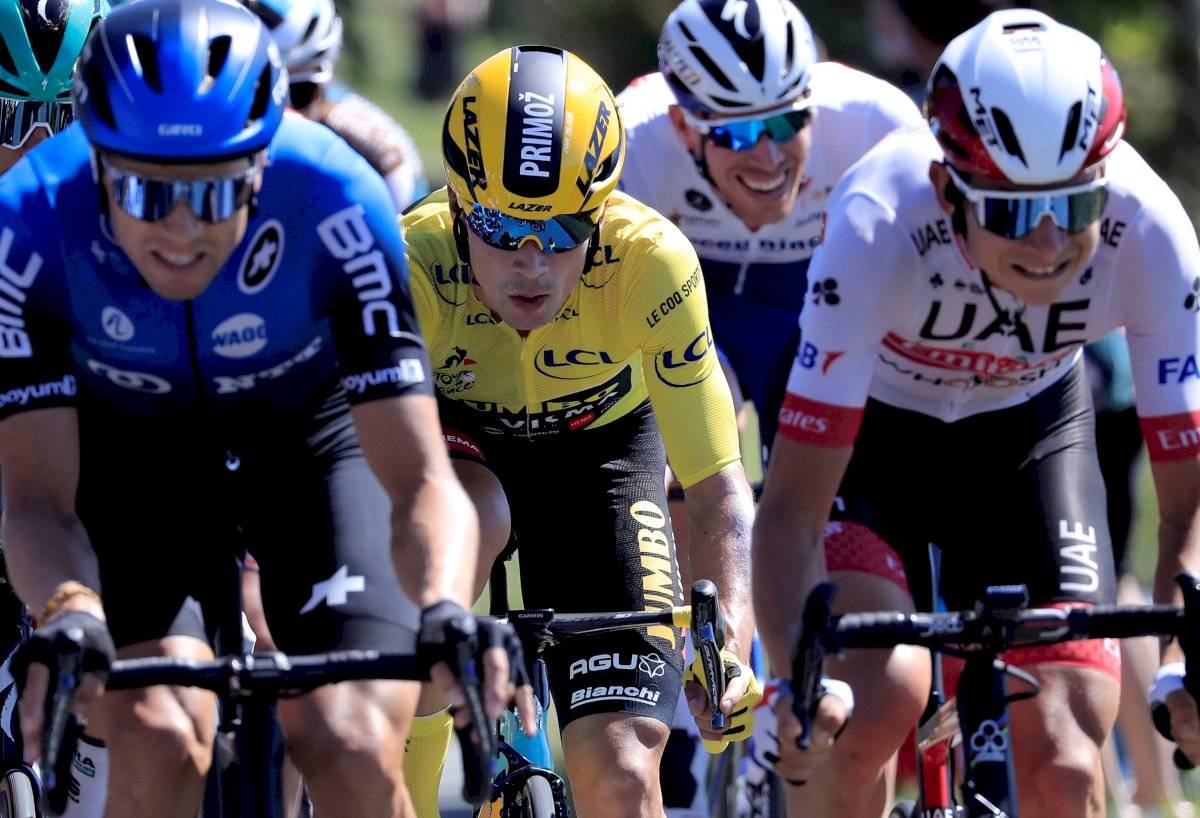 El líder general, el ciclista esloveno Primoz Roglic (C) del Team Jumbo-Visma, en acción durante la décima etapa
